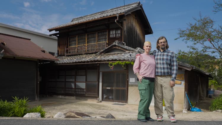 Kami meninggalkan AS untuk Jepang untuk membeli rumah $ 7.500 yang ditinggalkan