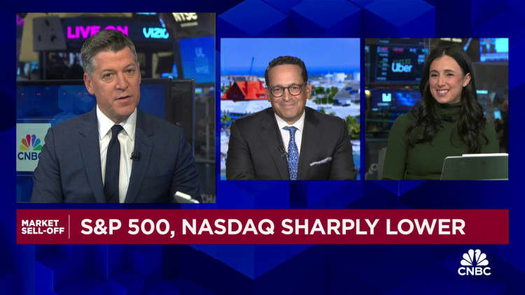 Tonton wawancara lengkap CNBC dengan Stacy Rasgon dari Bernstein, Adam Parker dan Payne Capital dari Trivariat, Courtney Garcia