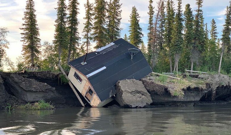 Gambar 1: Infrastruktur di daerah permafrost terancam oleh erosi tepian sungai,