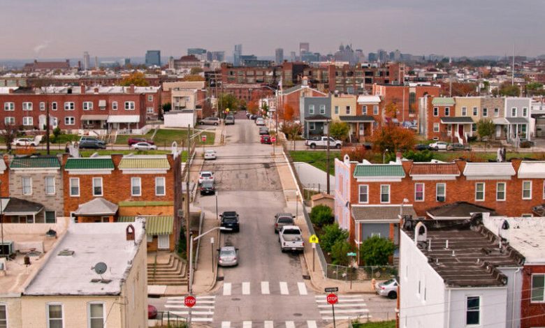 Bidikan udara Baltimore Melihat ke jalan -jalan perumahan di Greektown menuju T