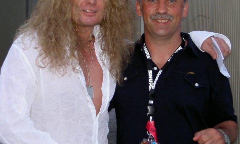 John Sykes berpose dengan seorang penggemar