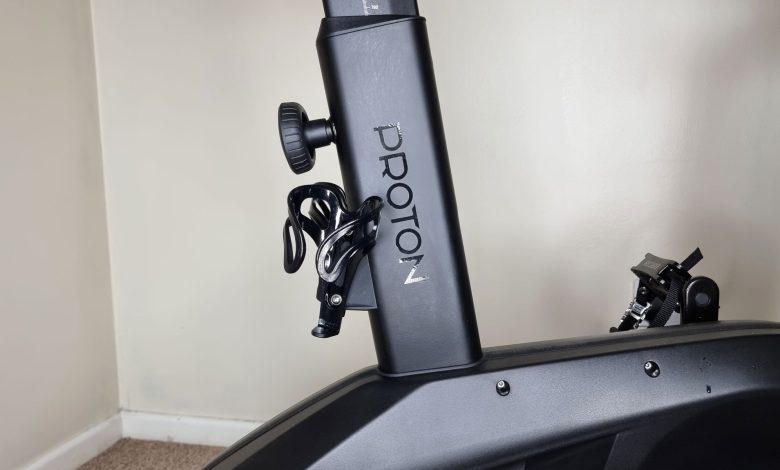 Sepeda pintar Wattbike Proton, foto close-up kenop stang dan tempat minuman