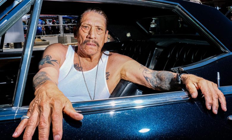 Aktor Danny Trejo bertemu dan menjadi hebat di pameran mobil klasik Palmdale, CA.