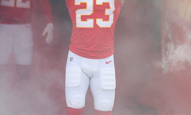Linebacker Kansas City Chiefs Drue Tranquill (23) diperkenalkan sebelum pertandingan divisi NFL AFC melawan Houston Texas di Geha Field di Stadion Arrowhead di Kansas City, MO.