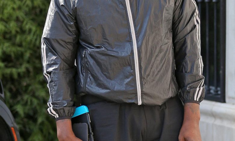Kanye West dengan jaket hitam