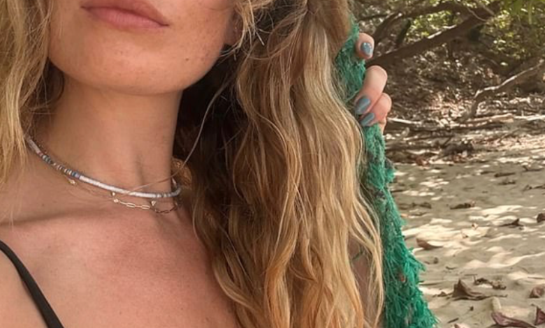 Lily James membentak selfie di pantai.