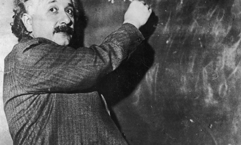 albert einstein menulis di papan tulis