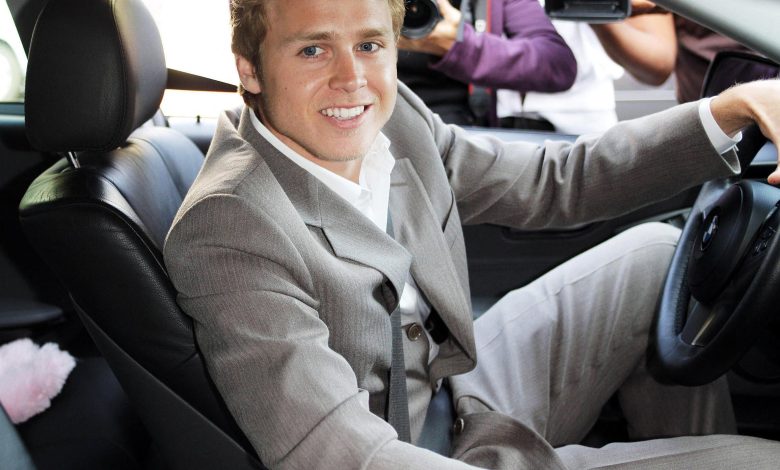 Spencer Pratt tersenyum dari dalam mobil