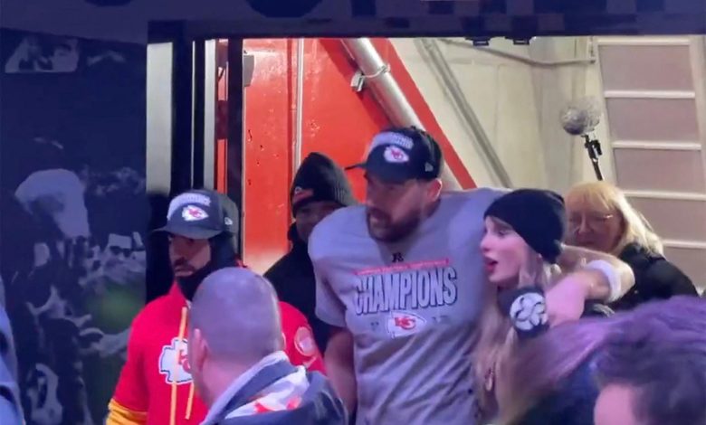 Taylor Swift dan Travis Kelce meninggalkan Arrowhead Stadium Field untuk bersorak setelah kemenangan besar Chiefs.