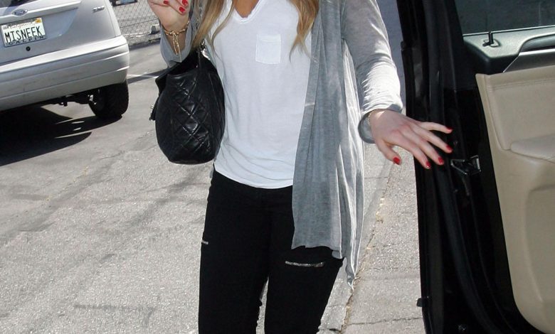 Amanda Bynes berjalan di luar