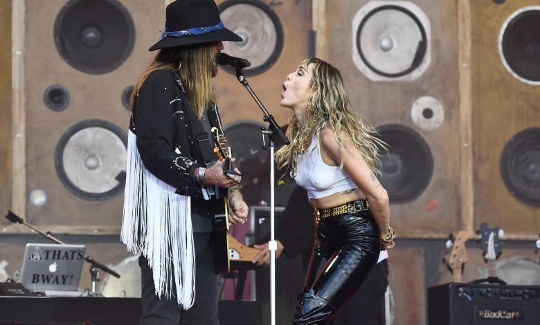 Miley Cyrus tampil bersama Billy Ray Cyrus di Festival Glastonbury 2019