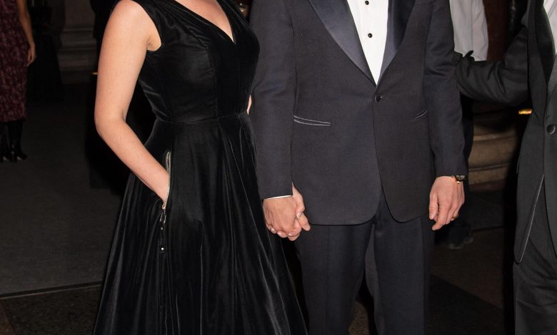 Scarlett Johansson dan Colin Jost Menghadiri Gala Museum