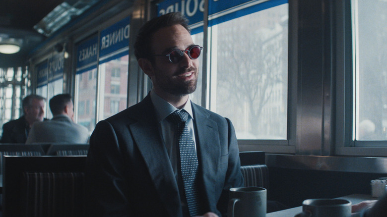 Charlie Cox sebagai Matt Murdock mengobrol dengan Kingpin di Daredevil: Born Again