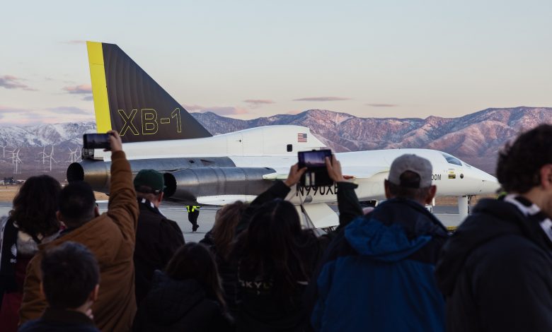 Boom Supersonic XB-1 menghancurkan penghalang suara, menjadi pesawat sipil pertama yang menjadi supersonik dalam sejarah AS