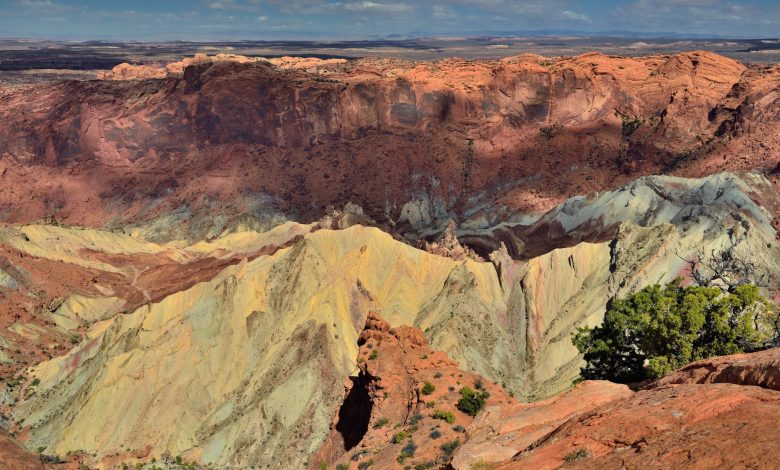 Lihat dari tepi kubah pergolakan di Utah. Kami melihat singkapan batu pasir yang curam di sekitar singkapan pusat dan keputihan.