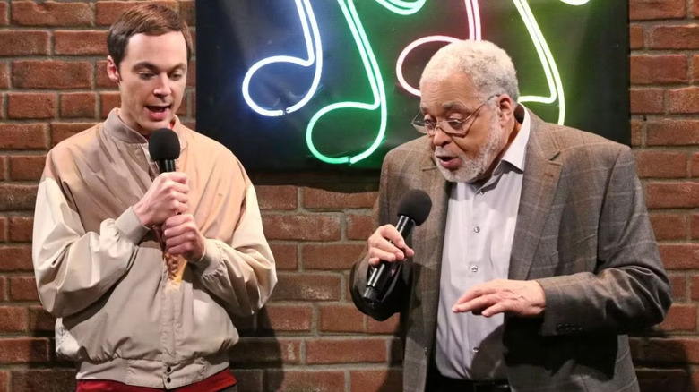 Jim Parsons sebagai Sheldon dan James Earl Jones sebagai dirinya bernyanyi karaoke di The Big Bang Theory