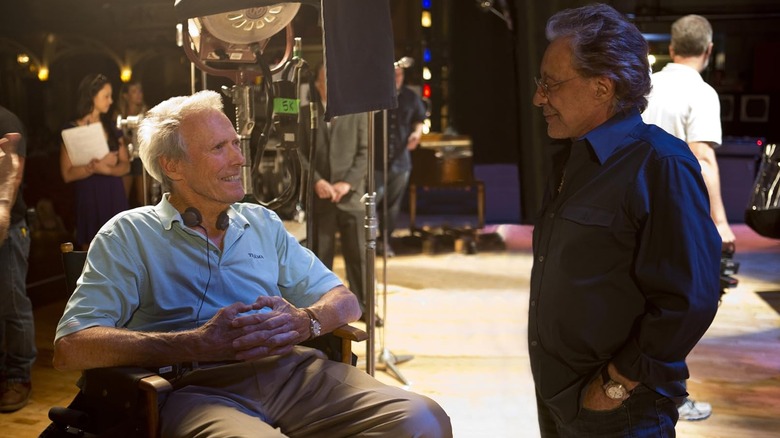 Clint Eastwood dan Frankie Valli mengobrol di lokasi syuting Jersey Boys