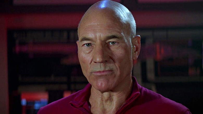 Patrick Stewart sebagai Kapten Picard tampak khawatir di Star Trek: Kontak Pertama