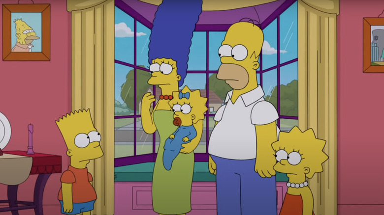 Keluarga Simpsons berdiri bersama di ruang tamu dekat jendela di The Simpsons