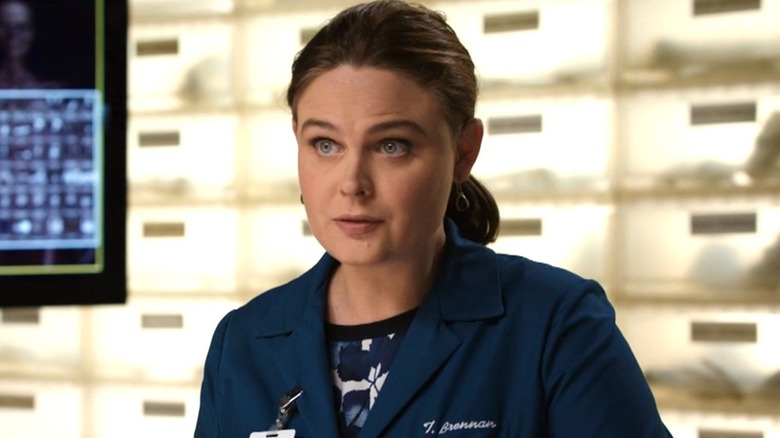 Temperance Brennan Emily Deschanel mengenakan jas lab biru di Bones