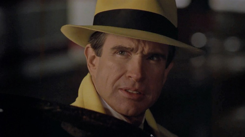 Warren Beatty tampil necis dalam balutan warna kuning seperti Dick Tracy