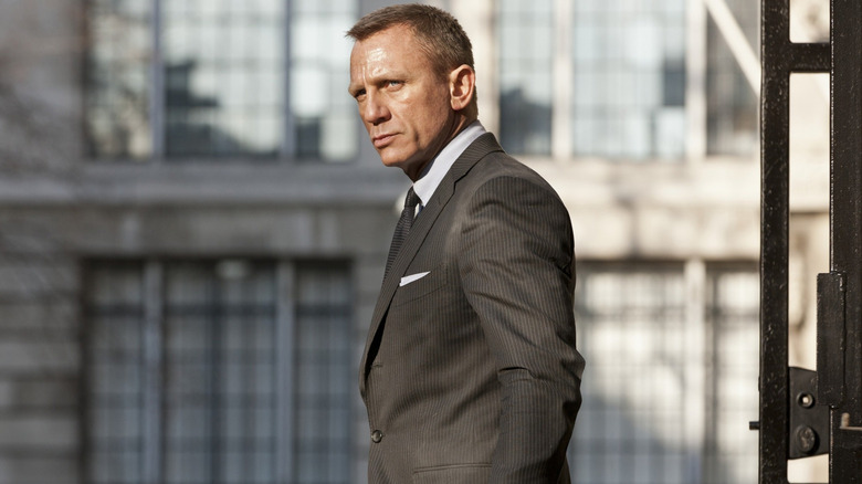 James Bond karya Daniel Craig dalam setelan bergarisnya di London di Skyfall