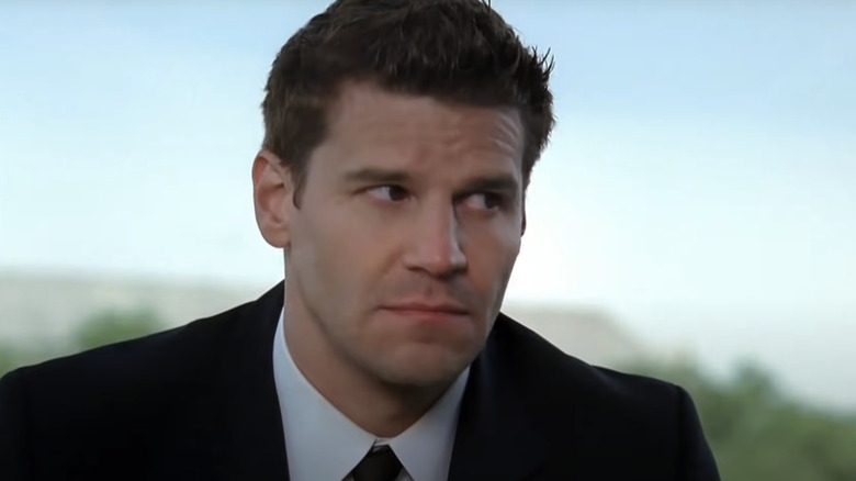 Agen David Boreanaz Seeley Booth melihat ke kanan di tulang