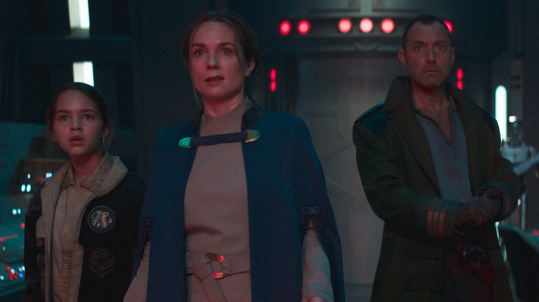 Fern, Fara, dan Jod menatap tak percaya pada Star Wars: Skeleton Crew