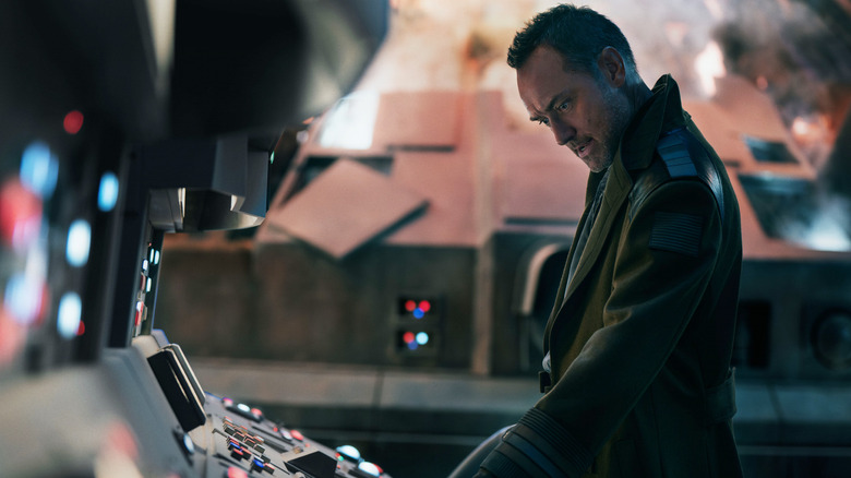 Jude Law como Jod Na Nawood olhando para um painel de controle em Star Wars: Skeleton Crew