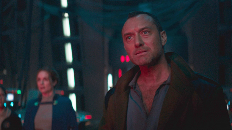 Jude Law sebagai Jod Na Nawood menatap Supervisor di Star Wars: Skeleton Crew