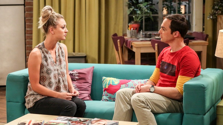 Penny dari Kaley Cuoco dan Sheldon dari Jim Parsons duduk di sofa sambil berbicara dalam Teori Big Bang