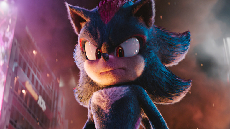 Shadow the Hedgehog menatap ke bawah dengan mengancam di Sonic the Hedgehog 3