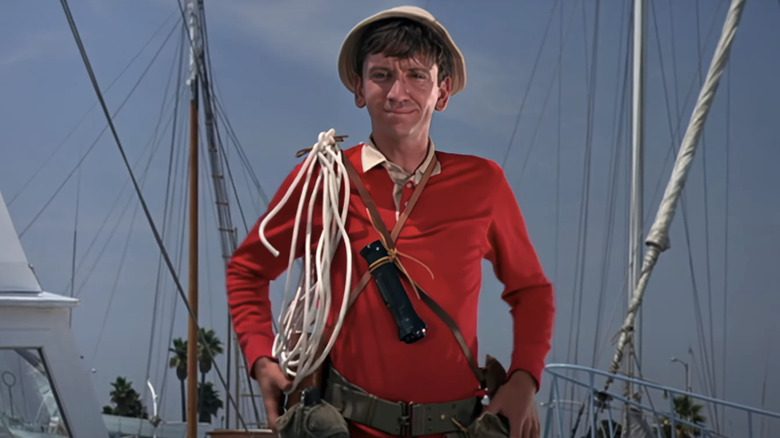 Willy Gilligan dari Bob Denver berdiri tegak mengenakan sweter merah klasik di Pulau Gilligan