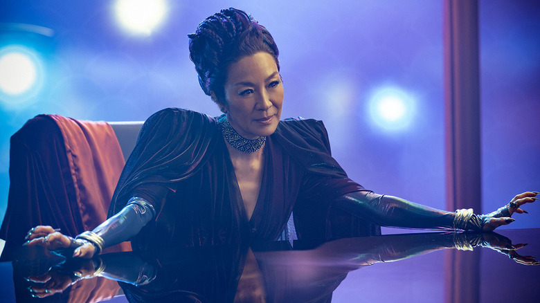 Michelle Yeoh sebagai Philippa Georgiou duduk di mejanya di Star Trek: Bagian 31