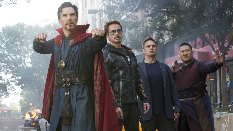 Doctor Strange, Tony Stark, Bruce Banner, dan Wong bersiap melawan Black Order di Avengers: Infinity War