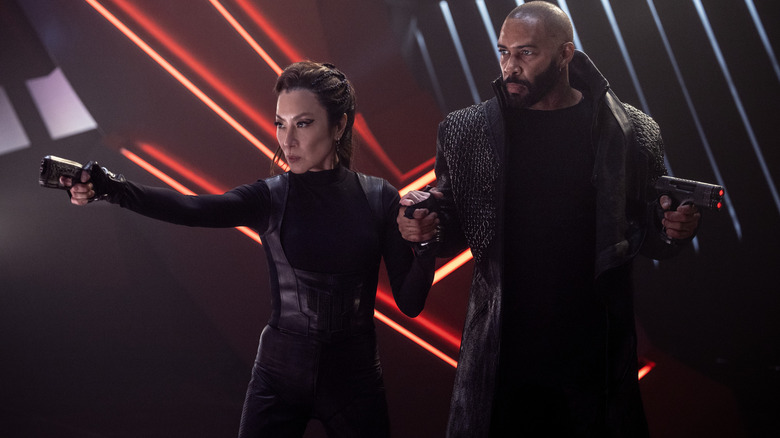 Michelle Yeoh sebagai Philippa Georgiou dan Omari Hardwick sebagai Alok Sahar menangkis musuh dengan Phaser mereka di Star Trek: Bagian 31