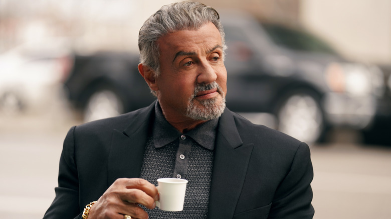 Sylvester Stallone menikmati espresso sebagai Dwight Manfredi di Tulsa King