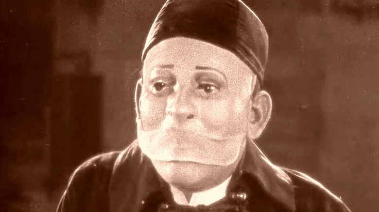 The Phantom mengenakan topeng di Phantom of the Opera (1925)