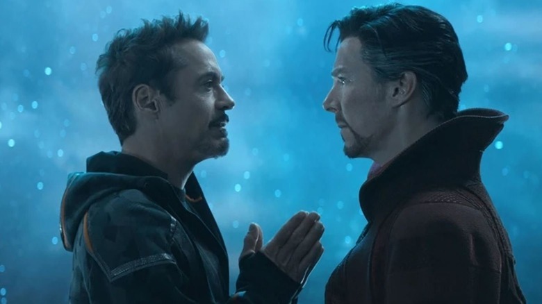 Iron Man berbicara dengan Doctor Strange di Avengers: Infinity War