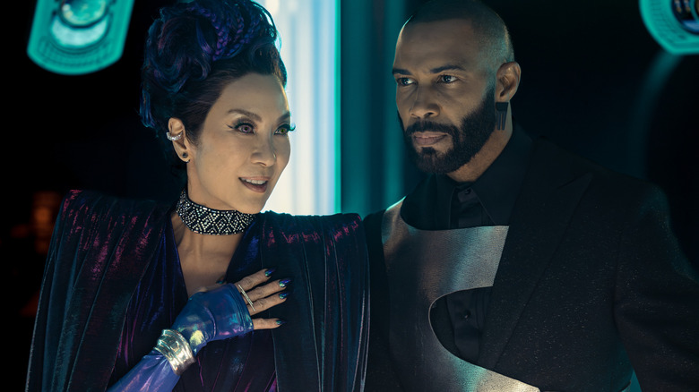 Michelle Yeoh sebagai Georgiou dan Omari Hardwick sebagai Alok berdiri bersebelahan di Star Trek: Bagian 31