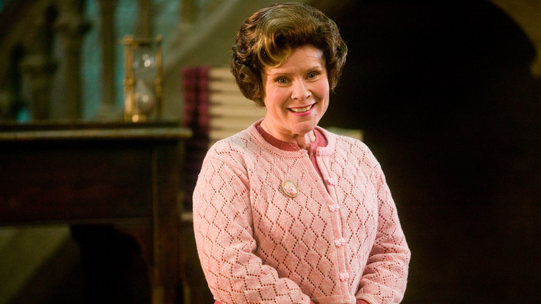 Umbridge tersenyum sambil memberikan pidato di Harry Potter dan urutan Phoenix