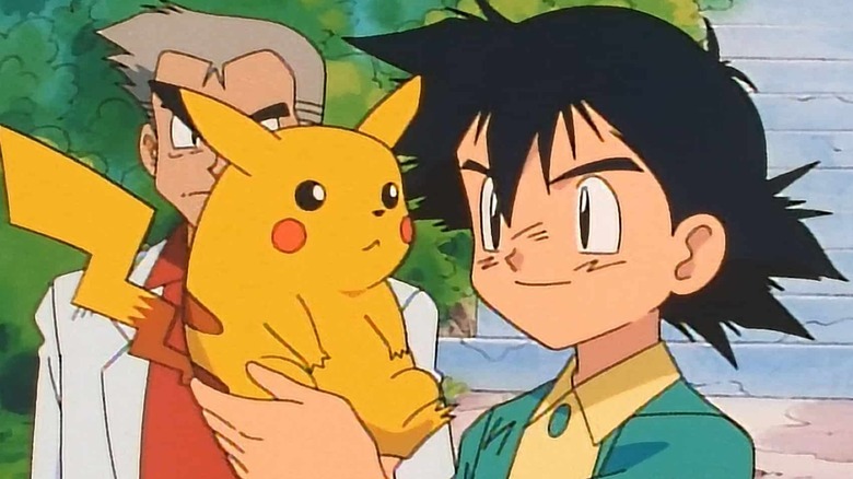 Ash Ketchum memegang pikachu di Pokémon: Indigo League