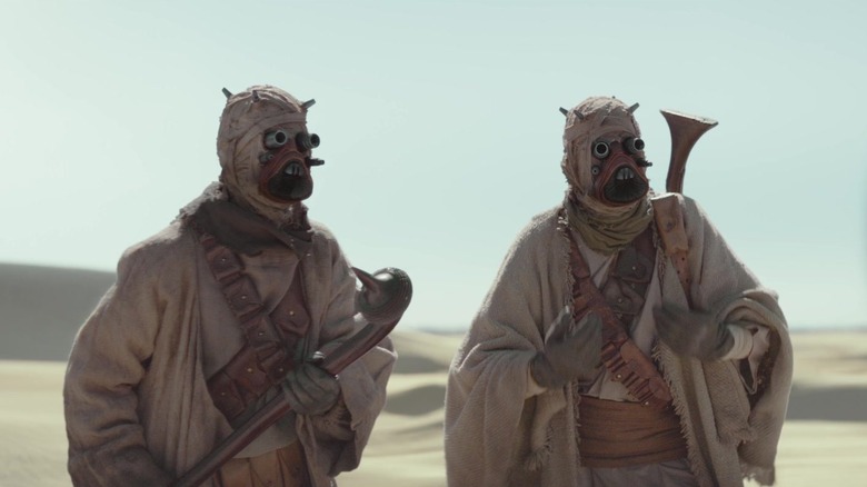 Dua raiders tusken berkomunikasi melalui bahasa isyarat di mandalorian