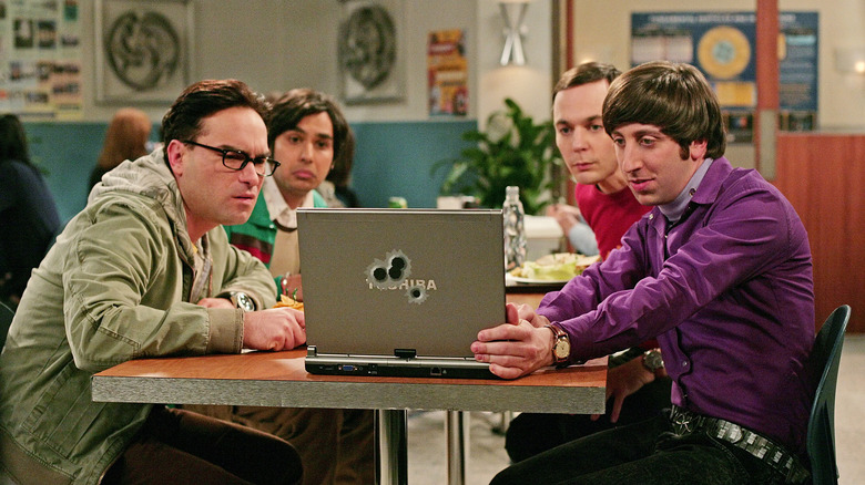 Leonard Raj Sheldon dan Howard melihat komputer di Teori Big Bang