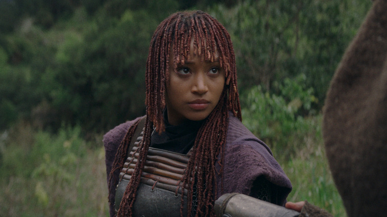 Amandla Stenberg sebagai Mae Aniseya diserahkan lightsaber di Acolyte