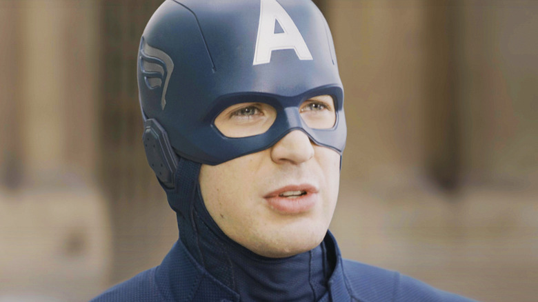 Chris Evans Captain America berdiri dengan latar belakang yang kabur di Avengers