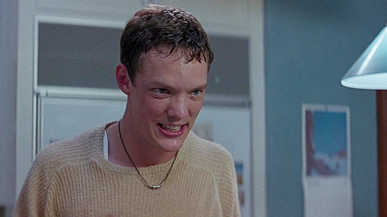 Matthew Lillard as Stu Macher menyeringai dengan jahat di Scream (1996)