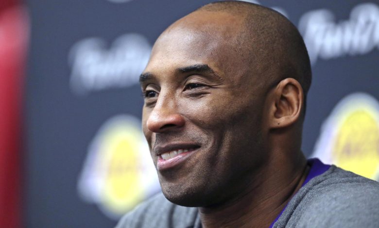 Kobe Bryant tersenyum