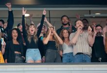 Taylor Swift, Blake Lively, dan Friends at NFL Game