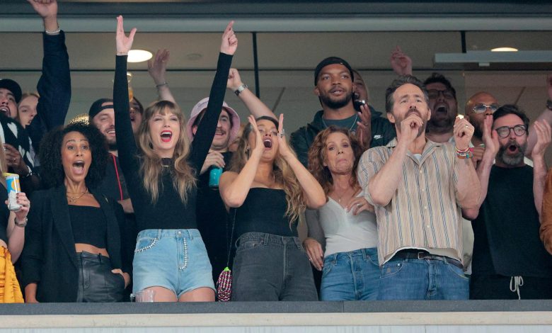 Taylor Swift, Blake Lively, dan Friends at NFL Game